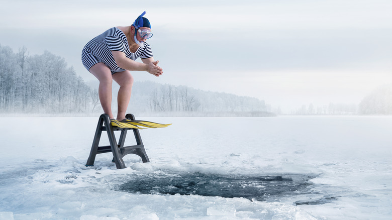 Люди прыгают в ледяную воду