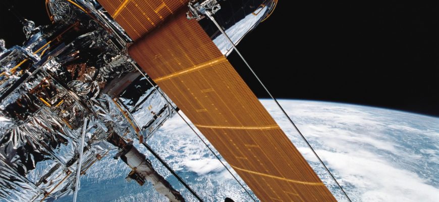 Космический телескоп «Хаббл» после вывода на орбиту над Землёй