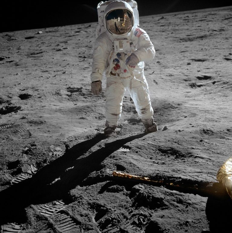 Астронавт Базз Олдрин стоит на поверхности Луны рядом с лунным модулем Apollo 11