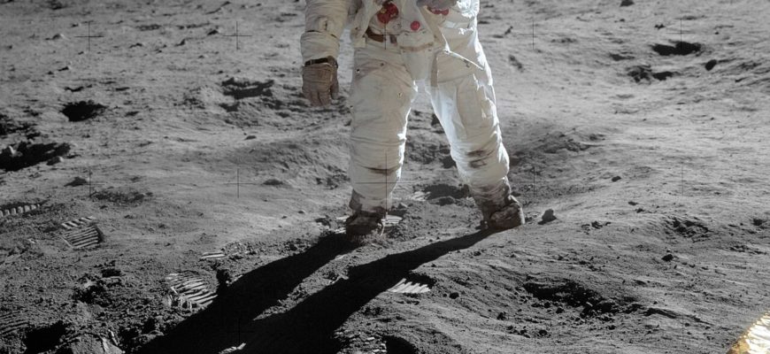 Астронавт Базз Олдрин стоит на поверхности Луны рядом с лунным модулем Apollo 11