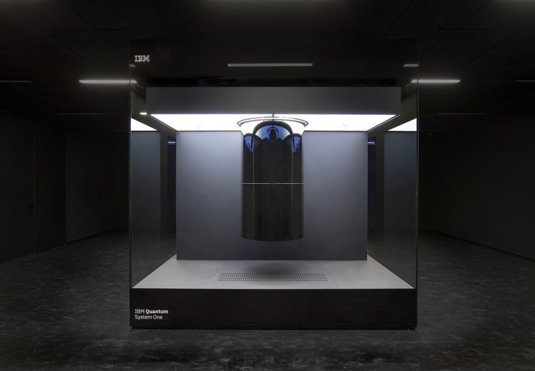 Криогенная установка квантового компьютера IBM Q System One