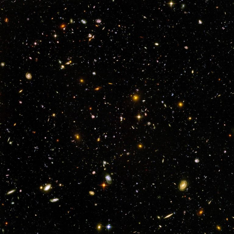 Тысячи далёких галактик в Сверхглубоком поле Hubble
