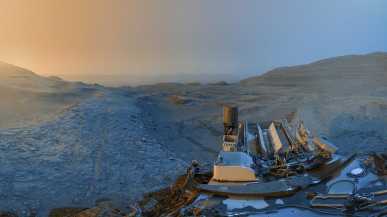 Марсоход Curiosity среди сетчатых пород у подножия горы Шарп на Марсе