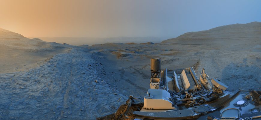 Марсоход Curiosity среди сетчатых пород у подножия горы Шарп на Марсе