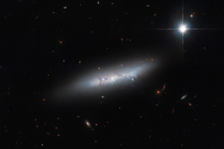 Неправильная галактика NGC 2814 на снимке телескопа Hubble