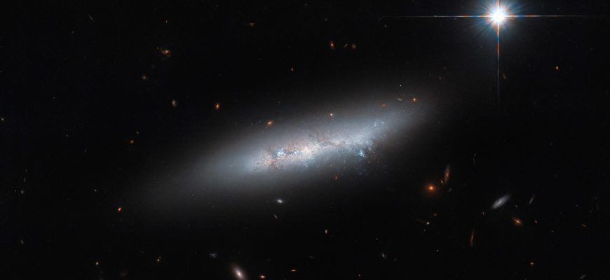Неправильная галактика NGC 2814 на снимке телескопа Hubble