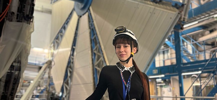 Внутренняя часть экспериментальной установки ATLAS с кольцами детектора и оборудованием