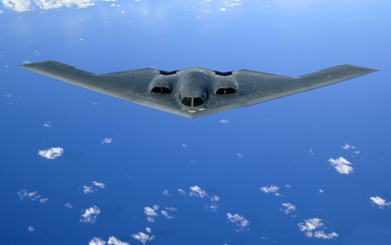Малозаметный бомбардировщик B-2 Spirit в полёте над Тихим океаном