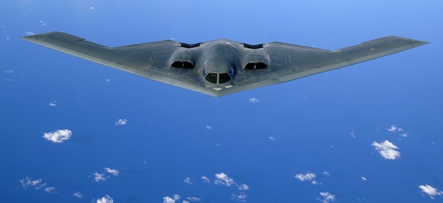 Малозаметный бомбардировщик B-2 Spirit в полёте над Тихим океаном