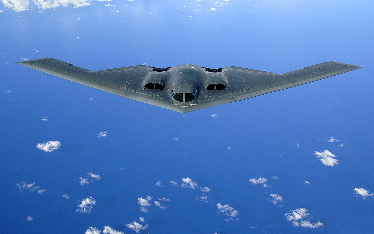 Малозаметный бомбардировщик B-2 Spirit в полёте над Тихим океаном