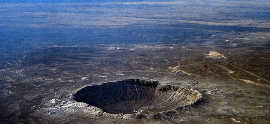 Круглый ударный кратер Бэрринджера в пустыне Аризоны с высоты