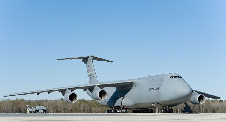 Тяжёлый военно-транспортный самолёт C-5M Super Galaxy стоит на лётном поле