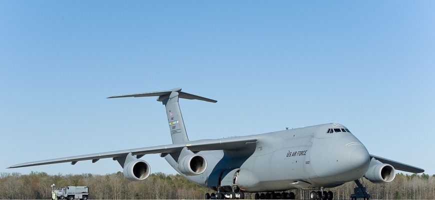 Тяжёлый военно-транспортный самолёт C-5M Super Galaxy стоит на лётном поле