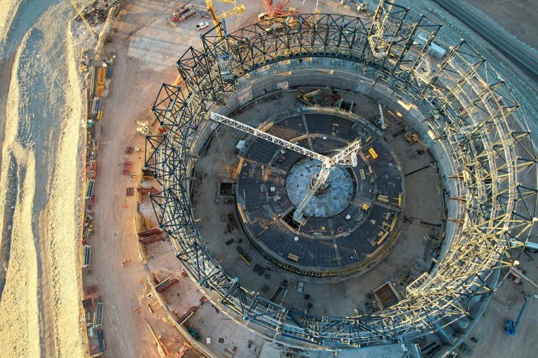Круглая площадка и стальной каркас купола ELT на вершине Серро-Армазонес