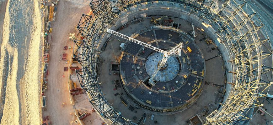 Круглая площадка и стальной каркас купола ELT на вершине Серро-Армазонес