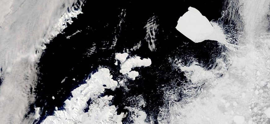 Спутниковый снимок большого айсберга A23a среди облаков и морского льда