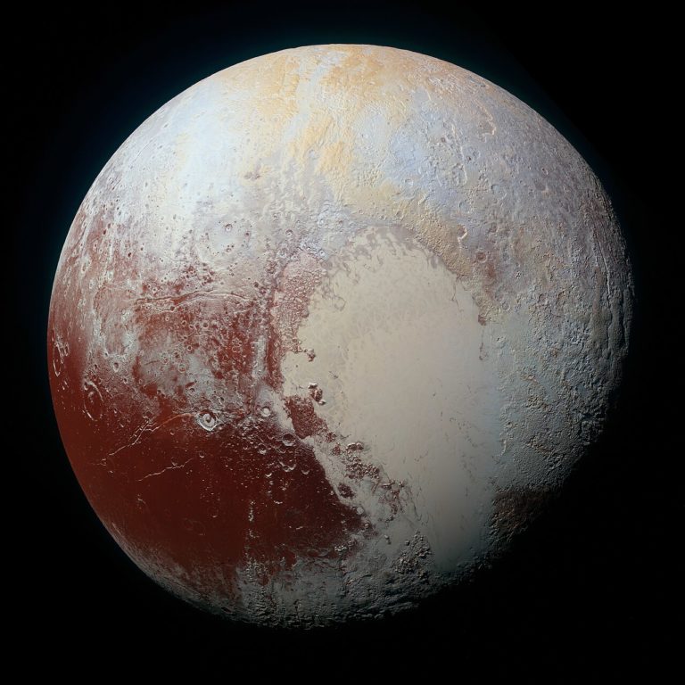 Диск Плутона с яркой областью Спутник на снимке аппарата New Horizons