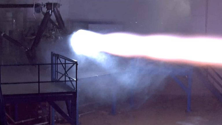 Огненная струя двигателя SpaceX Raptor во время наземного испытания