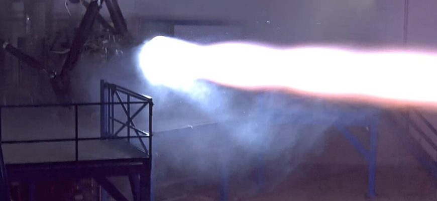 Огненная струя двигателя SpaceX Raptor во время наземного испытания
