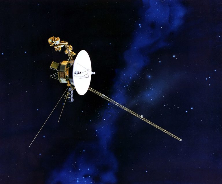 Художественное изображение аппарата Voyager с большой антенной, научными приборами и энергетической установкой