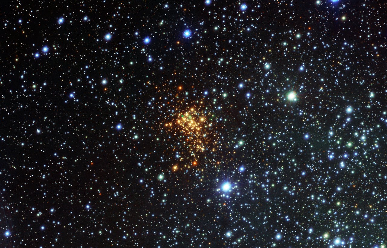 Скопление Westerlund 1 и область вокруг красного сверхгиганта W26
